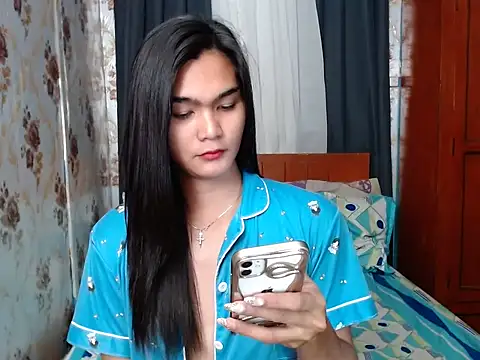 lady in moon online show from October 2025 01:00:01 PM