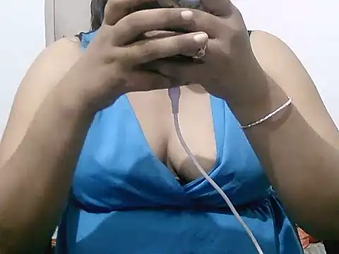 Snapshot of Mon-Luv chatting on September 2025 06:30:01 PM Mon-Luv online show from September 2025 06:30:01 PM