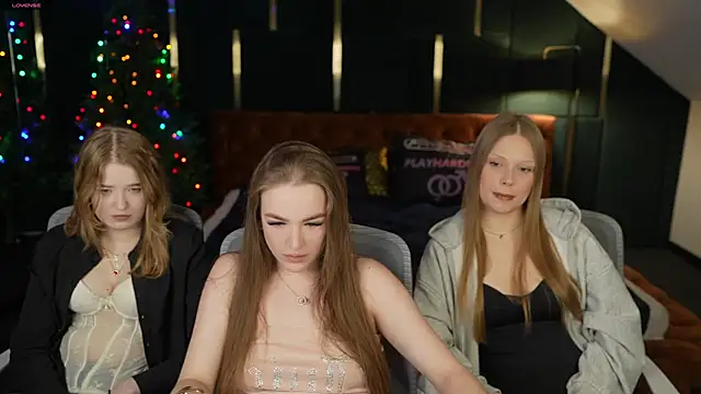 Snapshot of Ella_054 chatting on December 2025 03:39:02 PM Ella 054 online show from December 2025 03:39:02 PM