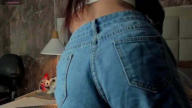 yiyisandoval online show from April 2026 08:43:01 PM