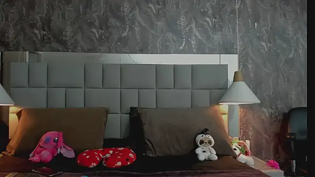 yiyisandoval online show from March 2026 07:14:02 PM