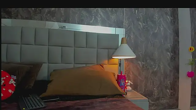 yiyisandoval online show from March 2026 08:01:02 PM