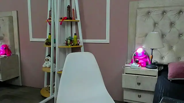 yiyisandoval online show from December 2025 07:46:02 PM