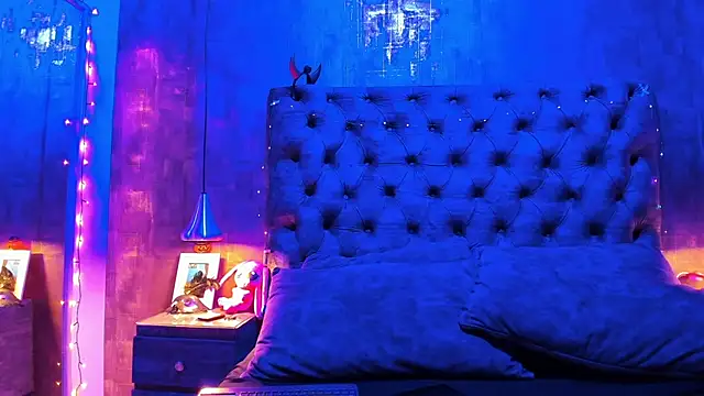 yiyisandoval online show from November 2025 07:50:01 PM