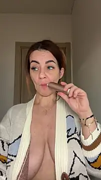 Snapshot of Roxanne_Skye chatting on November 2025 01:23:02 PM Roxanne Skye online show from November 2025 01:23:02 PM