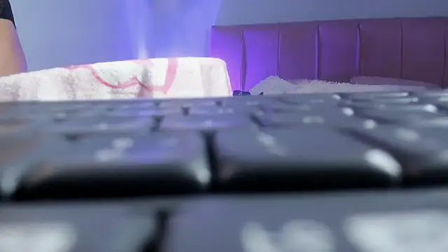 ela petit online show from December 2025 09:14:01 PM