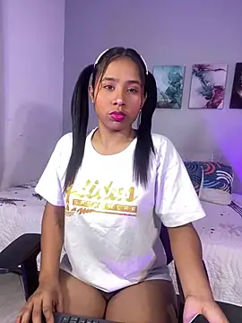 Snapshot of SophieW1 chatting on November 2025 12:20:02 PM SophieW1 online show from November 2025 12:20:02 PM