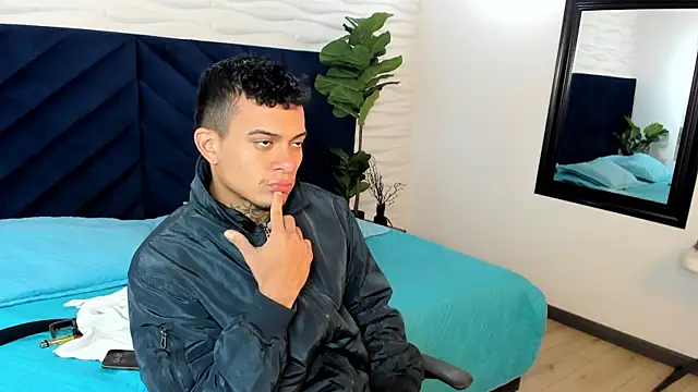 Snapshot of MrJustin_ chatting on October 2025 08:40:02 PM MrJustin online show from October 2025 08:40:02 PM