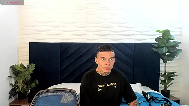 Snapshot of MrJustin_ chatting on December 2025 08:06:02 PM MrJustin online show from December 2025 08:06:02 PM