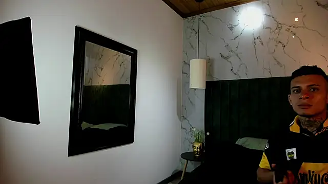 Snapshot of MrJustin_ chatting on November 2025 08:23:01 PM MrJustin online show from November 2025 08:23:01 PM