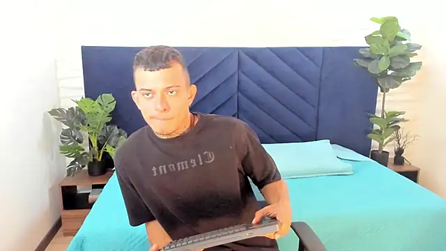 Snapshot of MrJustin_ chatting on November 2025 10:04:01 PM MrJustin online show from November 2025 10:04:01 PM