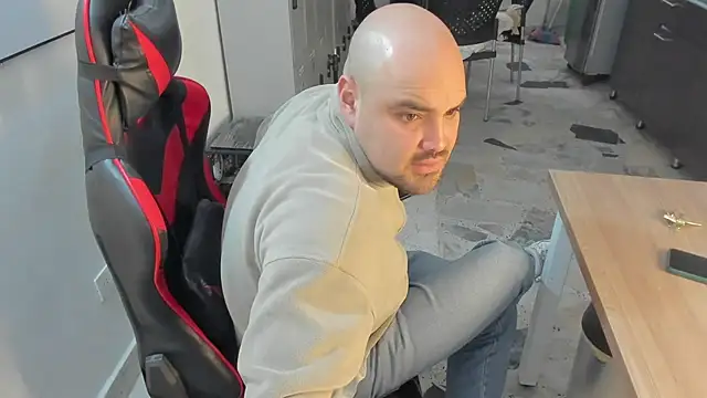 ElianCrow online show from November 2025 09:48:01 PM