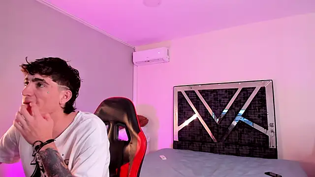 Snapshot of Handsomeboyss19 chatting on February 2026 04:03:02 AM Handsomeboyss19 online show from February 2026 04:03:02 AM