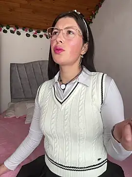 Mia salinass online show from November 2025 05:28:02 PM