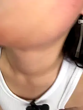 Mia salinass online show from October 2025 05:32:02 PM
