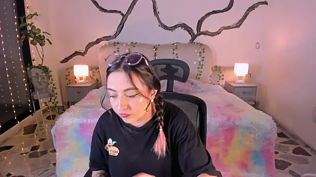 SarahCastro1  online show from November 2025 04:35:02 AM