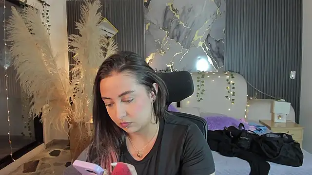 SarahCastro1  online show from February 2026 03:52:02 AM