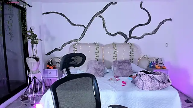 SarahCastro1  online show from October 2025 04:46:02 AM