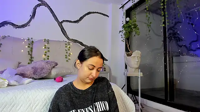 SarahCastro1  online show from October 2025 02:02:01 AM