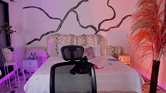 SarahCastro1  online show from September 2025 04:30:01 AM