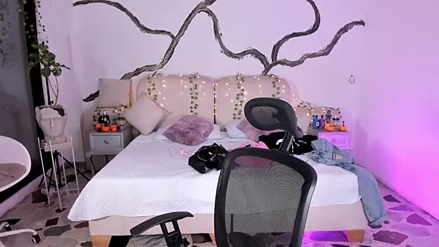 SarahCastro1  online show from October 2025 05:28:01 AM