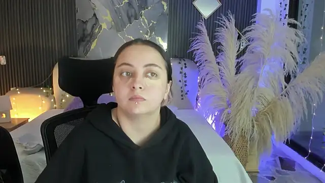 SarahCastro1  online show from February 2026 04:00:02 AM