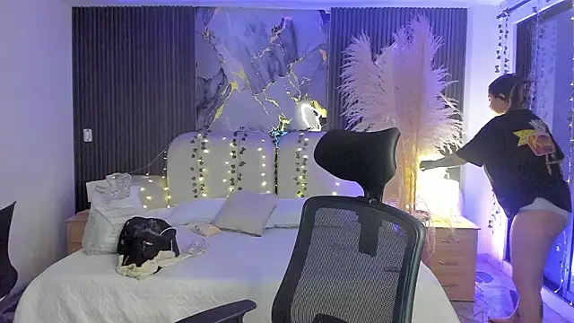 SarahCastro1  online show from February 2026 04:01:01 AM