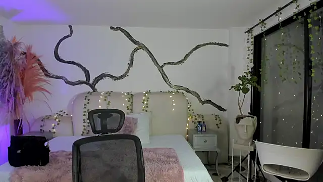 SarahCastro1  online show from October 2025 04:36:02 AM