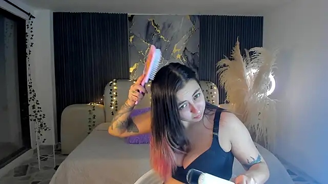 SarahCastro1  online show from December 2025 04:23:01 AM