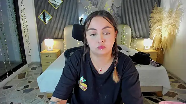 SarahCastro1  online show from February 2026 04:21:02 AM