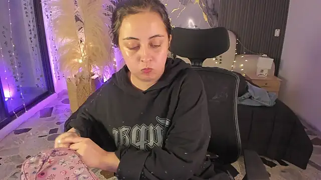 SarahCastro1  online show from February 2026 04:12:01 AM