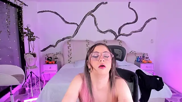 SarahCastro1  online show from October 2025 05:17:01 AM