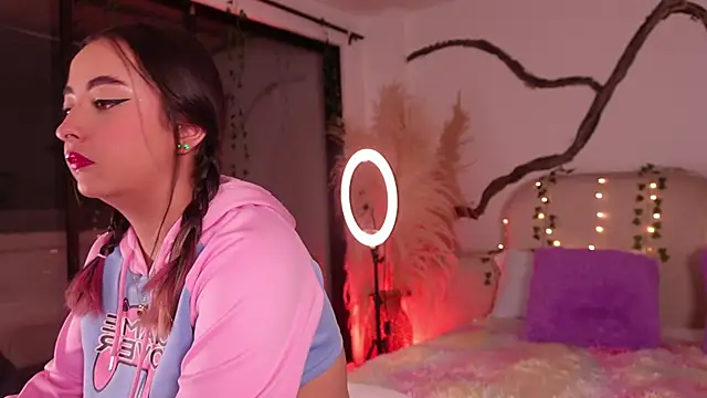 SarahCastro1  online show from December 2025 05:12:01 AM