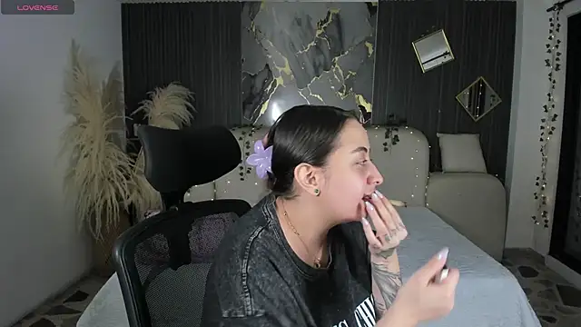 SarahCastro1  online show from January 2026 03:24:01 AM