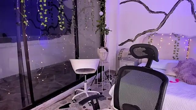 SarahCastro1  online show from November 2025 05:00:05 AM