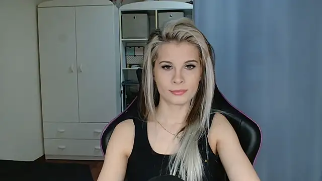 Snapshot of KristineGlow chatting on April 2026 06:20:02 AM KristineGlow online show from April 2026 06:20:02 AM