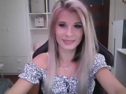 Snapshot of KristineGlow chatting on October 2025 02:20:02 PM KristineGlow online show from October 2025 02:20:02 PM