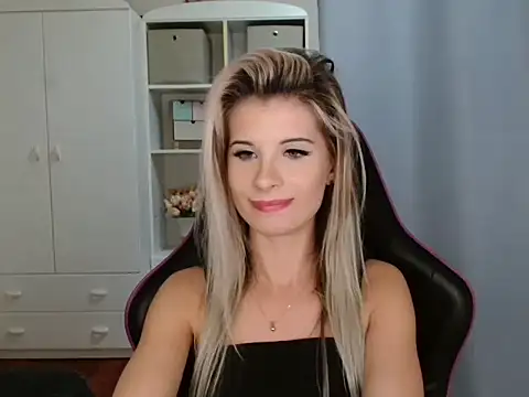 Snapshot of KristineGlow chatting on November 2025 07:25:02 PM KristineGlow online show from November 2025 07:25:02 PM