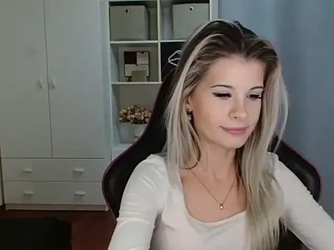 KristineGlow online show from December 2025 07:27:01 PM