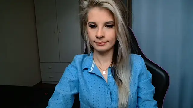 Snapshot of KristineGlow chatting on June 2026 06:24:02 AM KristineGlow online show from June 2026 06:24:02 AM