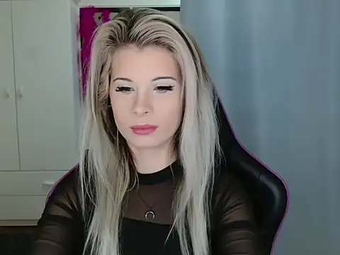 Snapshot of KristineGlow chatting on October 2025 07:17:02 AM KristineGlow online show from October 2025 07:17:02 AM