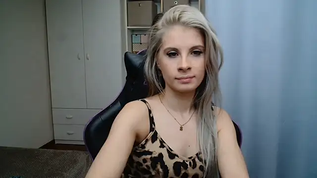 Snapshot of KristineGlow chatting on May 2026 06:33:02 AM KristineGlow online show from May 2026 06:33:02 AM