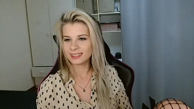 Snapshot of KristineGlow chatting on May 2026 06:33:01 PM KristineGlow online show from May 2026 06:33:01 PM