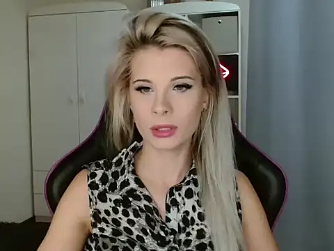 Snapshot of KristineGlow chatting on October 2025 06:12:02 AM KristineGlow online show from October 2025 06:12:02 AM