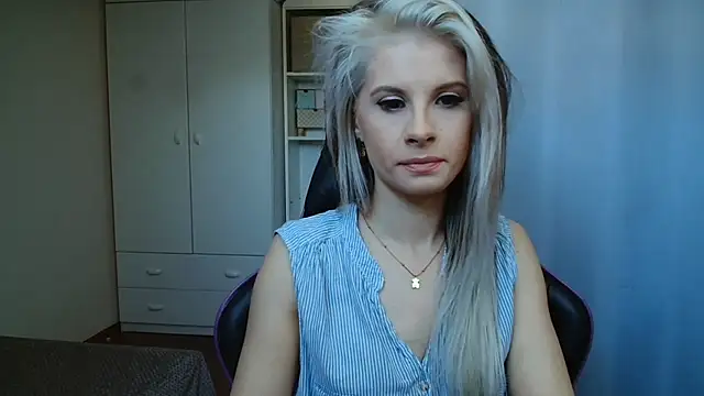 Snapshot of KristineGlow chatting on May 2026 06:22:01 AM KristineGlow online show from May 2026 06:22:01 AM