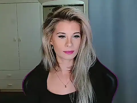 Snapshot of KristineGlow chatting on November 2025 07:42:02 AM KristineGlow online show from November 2025 07:42:02 AM