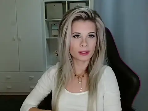 Snapshot of KristineGlow chatting on November 2025 07:29:02 PM KristineGlow online show from November 2025 07:29:02 PM