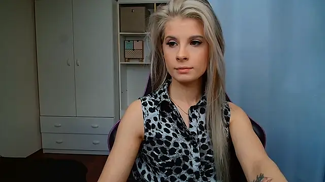 Snapshot of KristineGlow chatting on June 2026 06:13:01 AM KristineGlow online show from June 2026 06:13:01 AM
