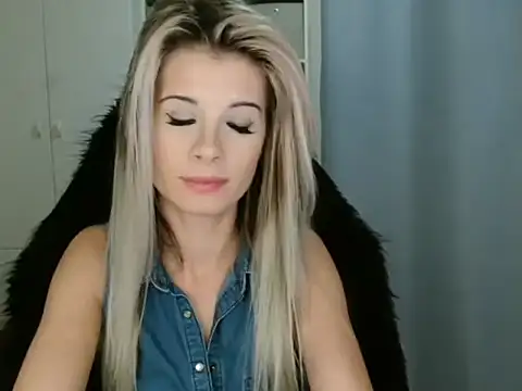 Snapshot of KristineGlow chatting on November 2025 07:28:01 PM KristineGlow online show from November 2025 07:28:01 PM