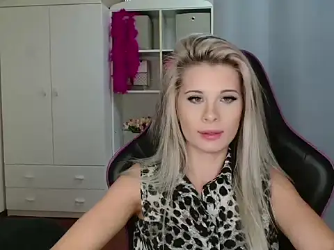 Snapshot of KristineGlow chatting on October 2025 06:18:02 PM KristineGlow online show from October 2025 06:18:02 PM